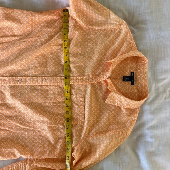 GAP Boyfriend fit button down cotton shirt. Size L in soft orange & white print - Picture 6 of 8